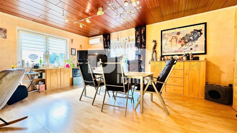 Umfangreich saniertes Zwei- bis Dreifamilienhaus mit Doppelgarage + Carport in idyllischer Lage - OG Wohn / Esszimmer / Zugang Balkon